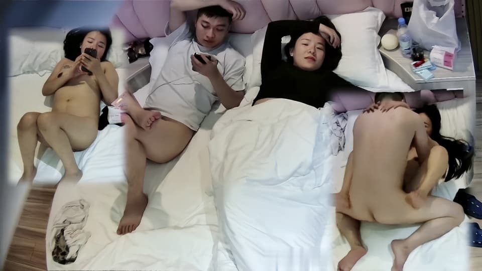 星期天休息小华哥约女友去酒店开房一边啪啪一边玩游戏，女友毛多性欲强趴上面不愿意下来